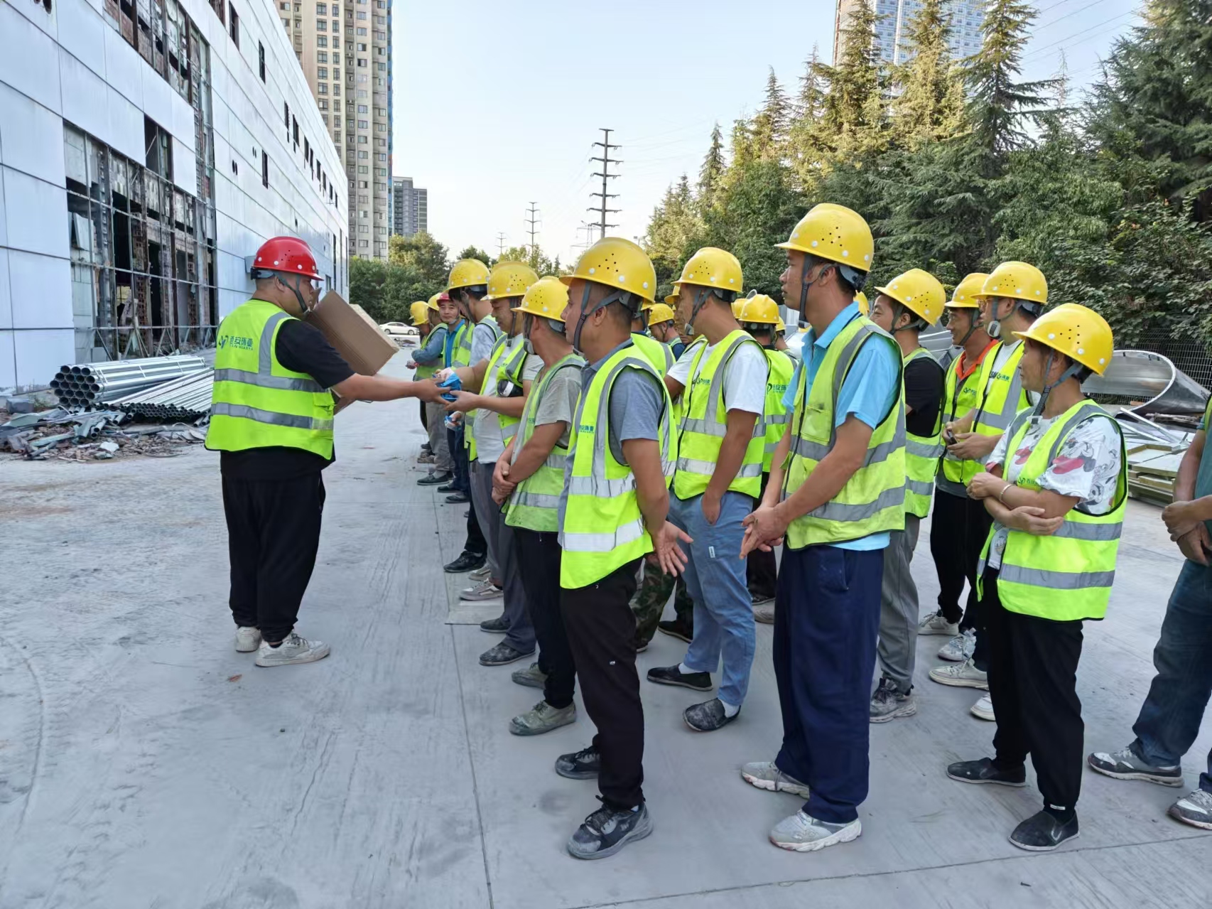 ����ѽڣ���˾��Ŀ������ף����һ�к��±���������������꣬����������Ա�����ǿͻ������ܴ���Ŀ��������±��У����ܵ���˾��������ذ����������üѽڡ�